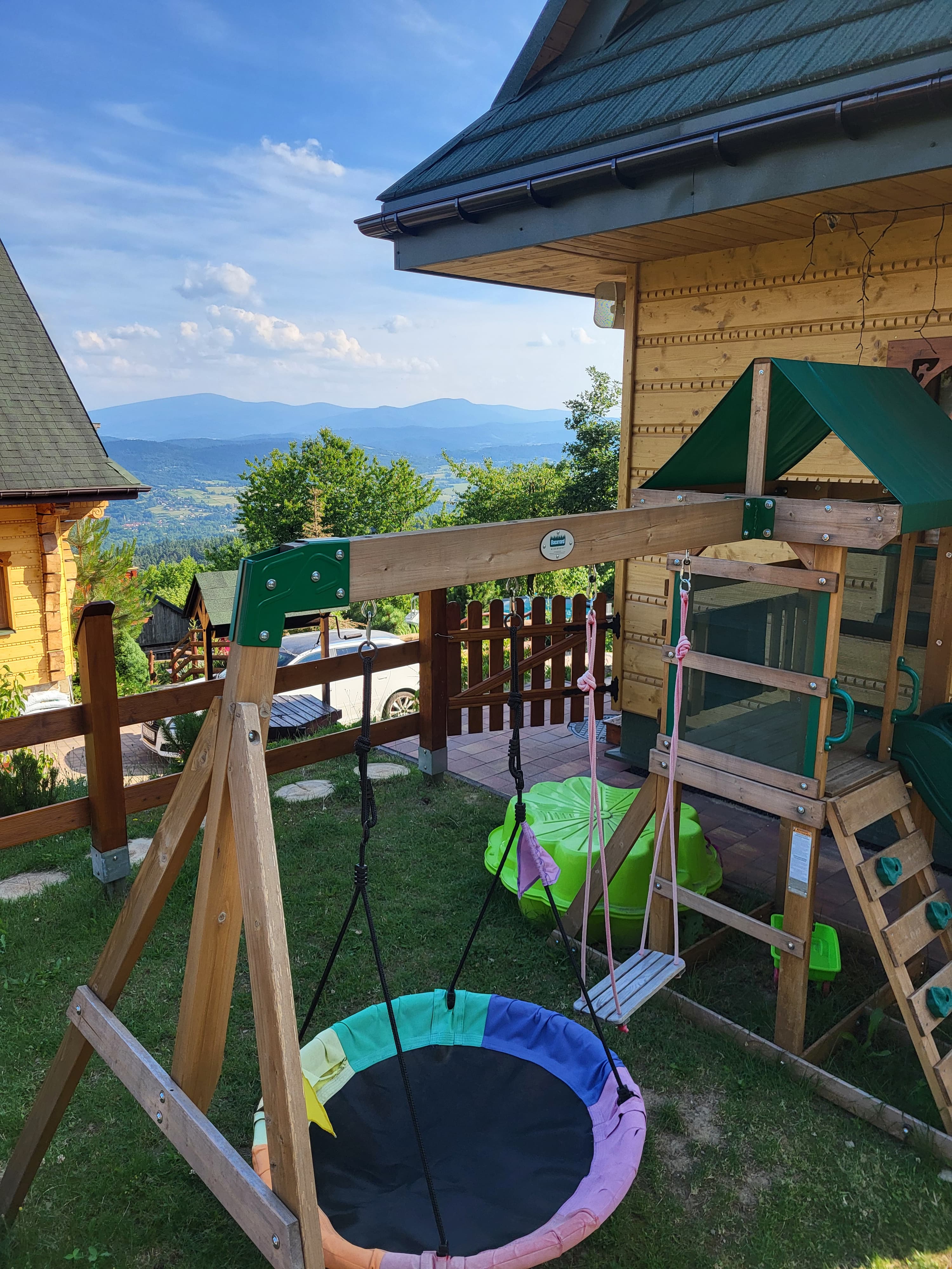 plac zabaw dla dzieci przy domku w górach