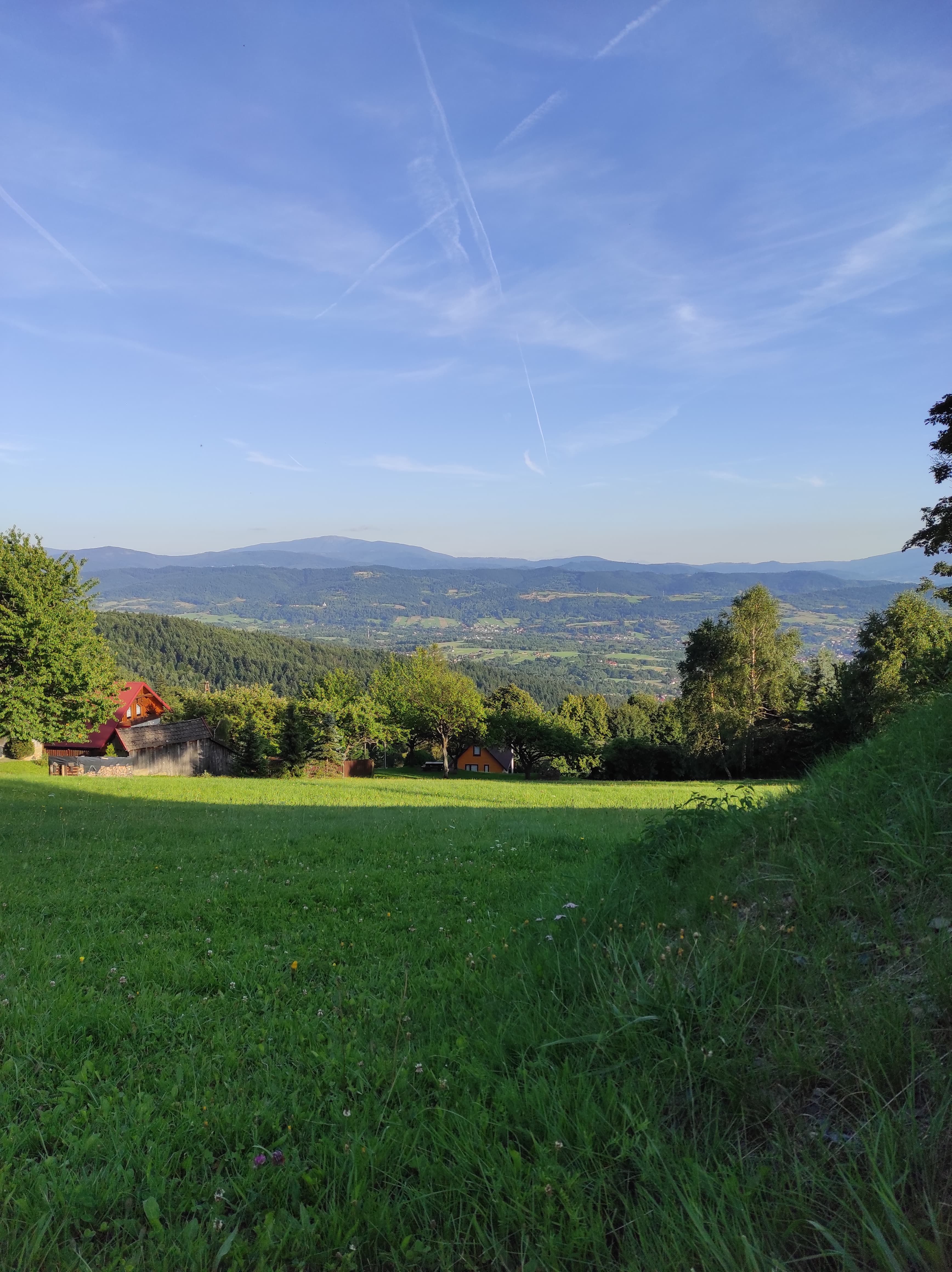 szlak turystyczny przy domku w górach