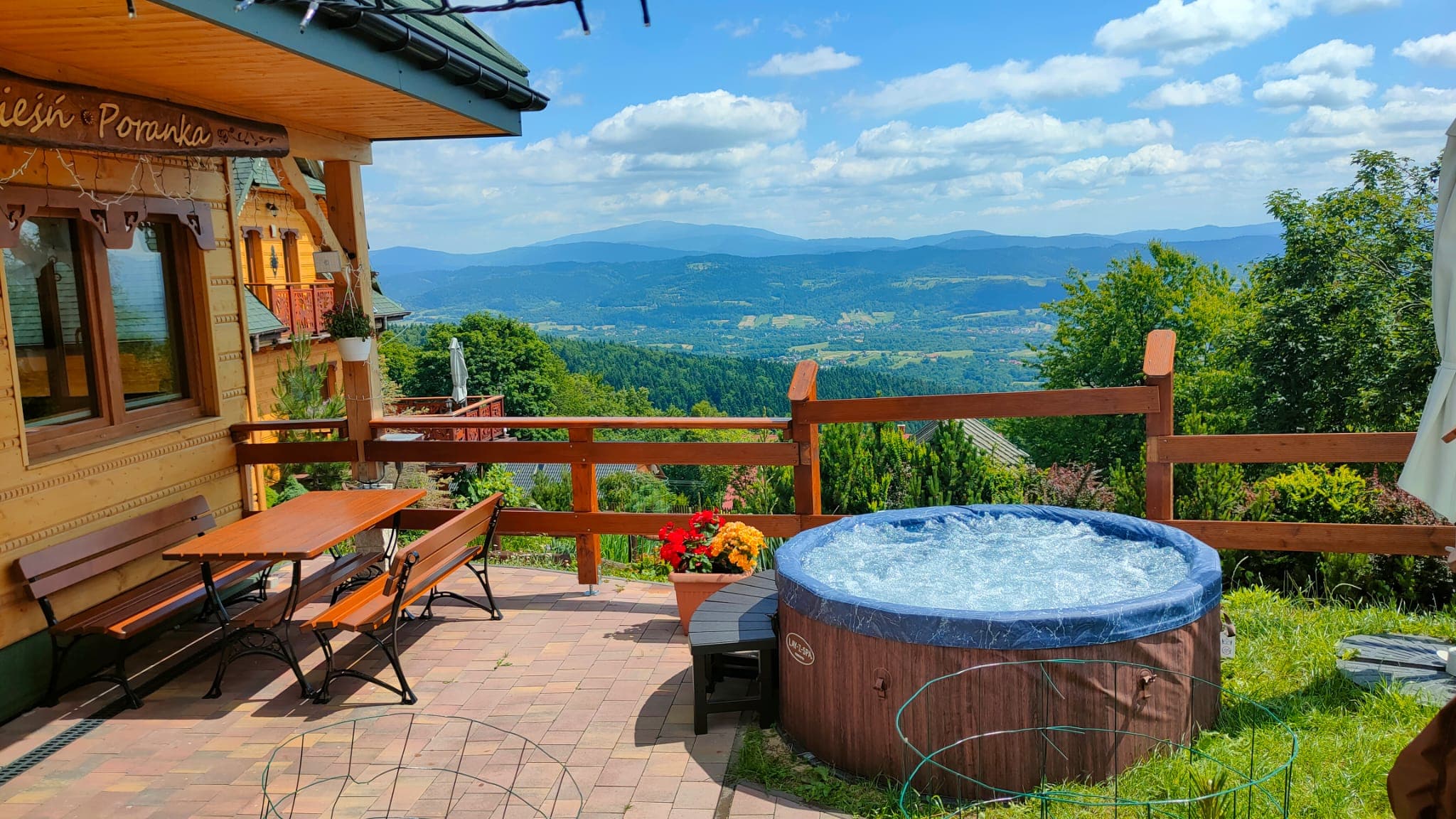 otwarta przestrzeń i góry na horyzoncie